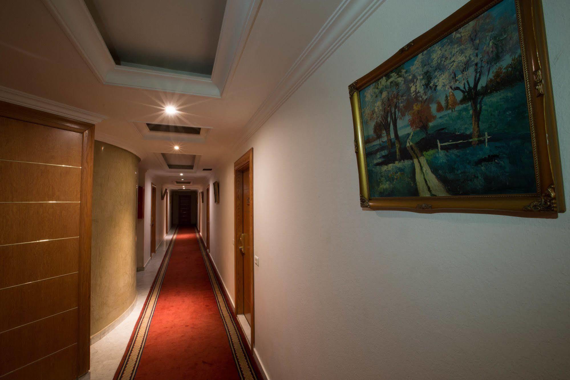 Camelot Hotel Joünié Exterior foto